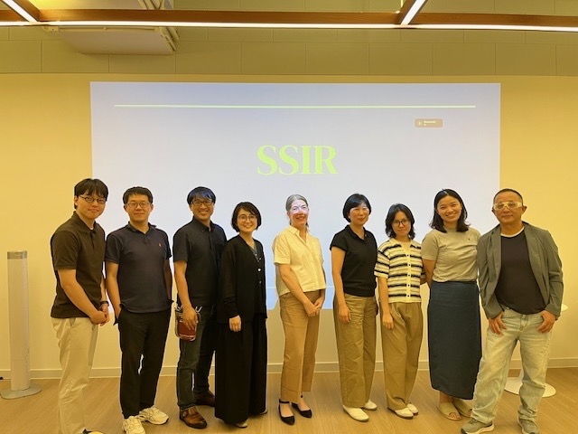 [서울=뉴시스] SSIR 한국어판, 중국어판, 일본어판 관계자들이 SSIR 아시아 컨비닝 이후 기념사진을 촬영하고 있다. (사진=한양대 제공) 2025.09.19. photo@newsis.com *재판매 및 DB 금지