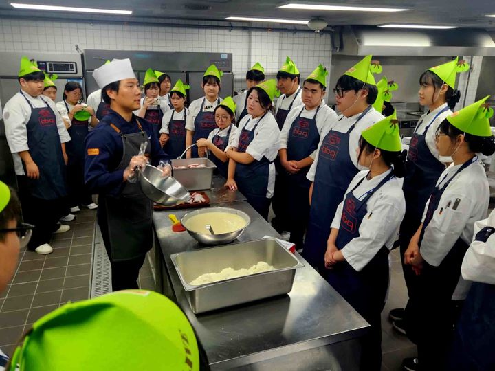 [서울=뉴시스] BBQ가 치킨캠프에 참여 중인 청년들 모습.(사진=제너시스BBQ 그룹 제공) *재판매 및 DB 금지