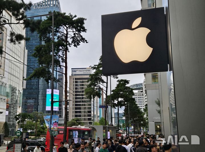 [서울=뉴시스]19일 서울 중구 명동 애플스토어에서 고객들이 애플 신제품 아이폰17 시리즈를 구매하기 위해 줄을 서고 있다. (사진=윤현성 기자)