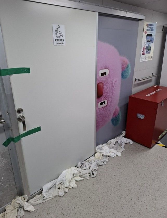 [서울=뉴시스] 서울 첫 수상 대중교통 '한강버스'가 18일 정식운항을 시작한 가운데 첫날부터 시민들의 불편 신고가 잇따르고 있다. (사진=온라인 커뮤니티 캡처) 2025.09.19 *재판매 및 DB 금지