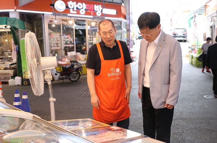 [세종=뉴시스] 통계청이 추석을 앞두고 정부의 민생안정대책에 필요한 데이터를 지원하기 위해 추석 명절 일일물가 조사를 실시한다고 19일 밝혔다. 사진은 안형준 통계청장(오른쪽)이 지난 15일 대전 신도시장을 방문해 사과, 배 등 과일류를 비롯한 추석 성수품 가격 동향을 점검하고 있는 모습. (사진=통계청 제공) 2025.09.19. photo@newsis.com *재판매 및 DB 금지