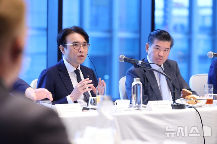 [서울=뉴시스] 권창준 고용노동부 차관이 19일 오전 서울 여의도에서 제임스 김 주한미국상공회의소(암참) 회장과 조찬 간담회를 갖고 있다. 2025.09.19. (사진=고용노동부 제공)