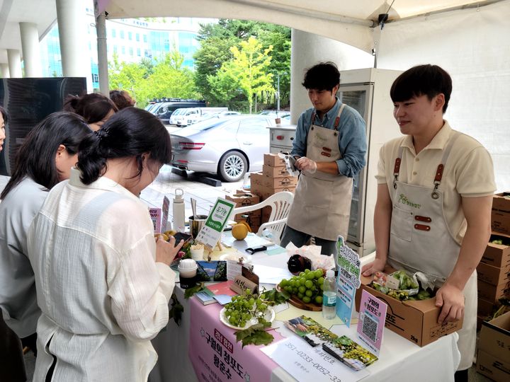 [세종=뉴시스] 농림수산식품교육문화정보원(농정원)은 지난 18일 정부세종청사에서 '청년농부 세종정부청사 농산물 판매전'을 개최했다고 19일 밝혔다. (사진=농정원 제공) 2025.09.19. photo@newsis.com *재판매 및 DB 금지