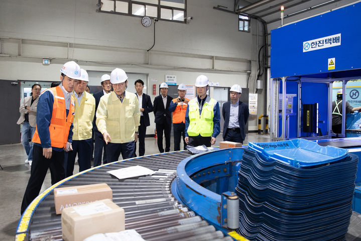 [서울=뉴시스] 김윤덕 국토교통부 장관은 19일 오전 전주 한진택배 서브터미널에서 추석 명절에 대비한 종사자의 안전 관리와 원활한 배송 준비 상황을 점검하고 있다. 2025.09.19. (사진=국토교통부 제공) photo@newsis.com *재판매 및 DB 금지