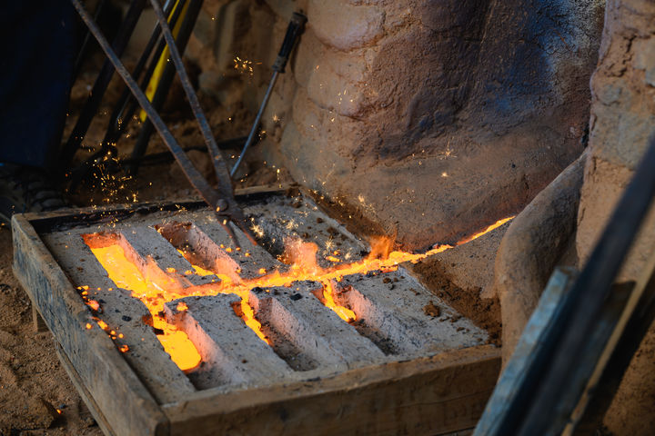 [울산=뉴시스] 박수지 기자 = 울산쇠부리기술이 국가유산청의 2026년 미래 무형유산 발굴·육성사업에 최종 선정됐다. 울산쇠부리축제에서 진행한 울산쇠부리기술 재연 모습. (사진=북구 제공) 2025.09.19. photo@newsis.com *재판매 및 DB 금지