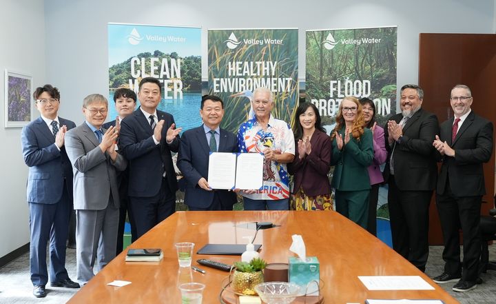 [대전=뉴시스]수자원공사는 18일(현지시간) 미국 캘리포니아주 산호세에서 산타클라라 지역의 물관리 공공기관인 밸리 워터(Santa Clara Valley Water District)와 디지털트윈 물관리 시스템 구축을 위한 기본협약을 체결했다. (사진=수자원공사 제공) 2025. 09. 19 photo@newsis.com *재판매 및 DB 금지