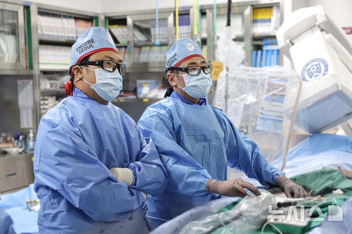 [용인=뉴시스] 18일 용인세브란스병원 혈관촬영·인터벤션실에서 진행된 '앙코르서울 2025' 라이브 공개 시연에서 심장내과 김용철 교수(오른쪽)와 이오현 교수가 복잡 관상동맥 중재술을 시행하고 있다. (사진=용인세브란스병원 제공) 2028.09.19. photo@newsis.com