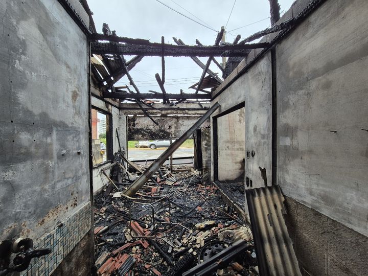 [당진=뉴시스] 19일 오전 5시4분께 충남 당진시 우강면 창리의 한 근린생활시설에서 불이 나 36분 만에 진압됐다. 사진은 진화 완료 후 벽만 남은 해당 시설 모습. (사진=당진소방서 제공) 2025.09.19. photo@newsis.com *재판매 및 DB 금지