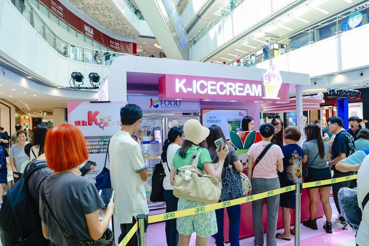 [세종=뉴시스]한국관광공사가 주최하는 '2025 K-관광로드쇼 in 홍콩'과 연계해 13일부터 14일까지 홍콩 쿤통 에이피엠(APM) 쇼핑몰 메인 행사장에서 열린 'K-아이스크림 체험장'. (사진=한국농수산식품유통공사 제공) *재판매 및 DB 금지