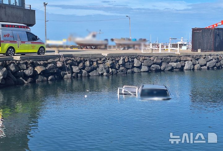 [제주=뉴시스] 19일 오전 제주시 한림읍 협재리 한 포구에서 차량이 바다로 추락해 소방당국이 구조에 나서고 있다. (사진=제주소방안전본부 제공) 2025.09.19. photo@newsis.com