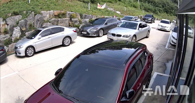 [서울=뉴시스] 지난달 26일 경기 고양시 한 식당에서 술을 마신 후 차량을 운전해 떠나는 60대 남성의 회색 차량을 같은 식당에 있던 경찰 부부가 흰색 개인 차량으로 뒤쫓는 모습이 보이고 있다. (사진=서울 서부경찰서 제공) 2025.09.19. photo@newsis.com