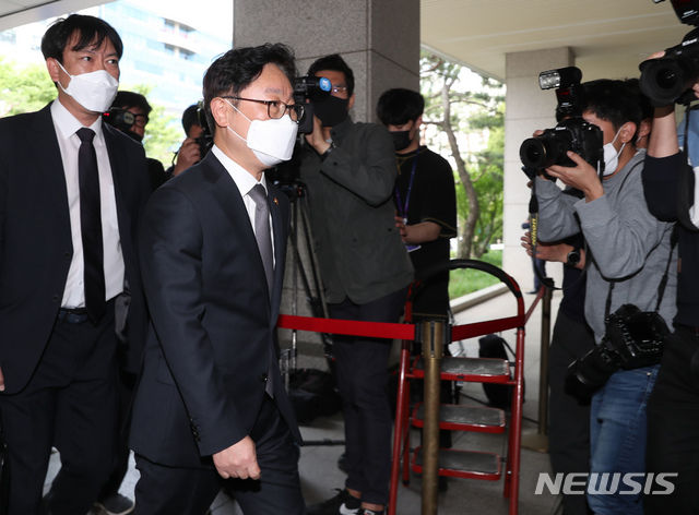 [서울=뉴시스]고승민 기자 = 2021년 박범계 당시 법무부 장관이 서울남부지방법원에서 열린 '국회 패스트트랙 충돌' 관련 3차 공판에 출석하고 있다. 2021.05.26. kkssmm99@newsis.com *재판매 및 DB 금지