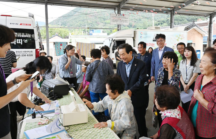 [창녕=뉴시스] 성낙인 군수가 영산면에서 운영된 통합돌봄버스 현장을 방문해 어르신들을 격려하고 있다. (사진= 창녕군 제공) 2025.09.19. photo@newsis.com *재판매 및 DB 금지