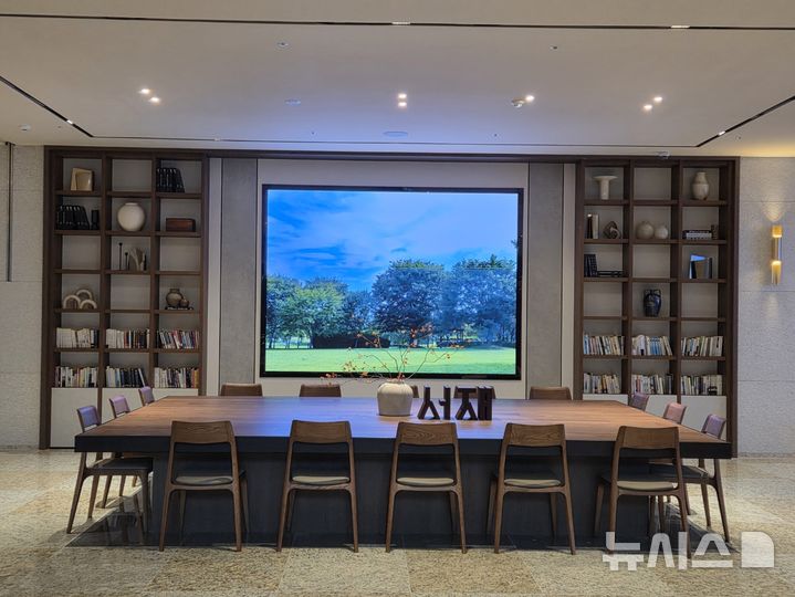 [경주=뉴시스] 경북 경주 보문관광단지에 자리 잡은 5성급 프리미엄 리조트 소노캄 경주 내 북카페. photo@newsis.com 