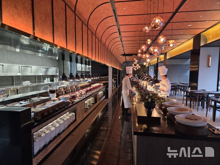 [경주=뉴시스] 5성급 프리미엄 리조트인 소노캄 경주 내 뷔페 레스토랑인 셰프스키친 '담음'. 약 80여 종의 풍성한 메뉴 구성으로 다채로운 미식의 경험을 누릴 수 있다. photo@newsis.com 