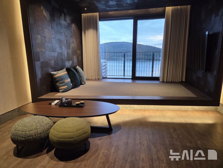 [서울=뉴시스] 기자가 지난 18~19일 1박2일간 머문 5성급 프리미엄 리조트 소노캄 경주의 디럭스 스위트 객실. 거실과 침실을 겸하는 구조에 독립된 침실을 더해 기능적인 공간을 구성했다. photo@newsis.com