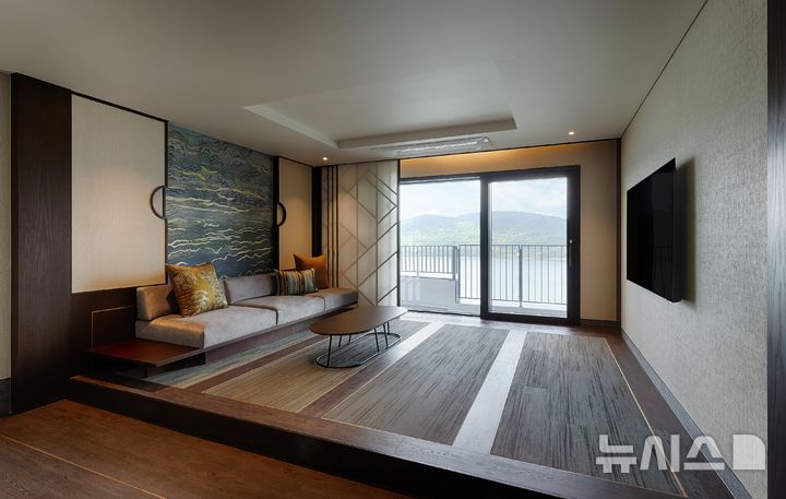 [경주=뉴시스] 5성급 프리미엄 리조트인 소노캄 경주의 프레스티지 스위티 객실. 툇마루 구조의 침실에서 전통 한지의 창호 느낌을 살린 큰 창을 통해 보문호수를 감상할 수 있다. photo@newsis.com