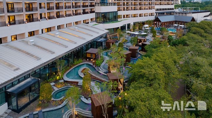 [경주=뉴시스] 5성급 프리미엄 리조트 소노캄 경주 내 몸과 마음의 피로를 해소시키는 힐링 스폿인 '웰니스 풀앤스파' 실외 모습. photo@newsis.com 