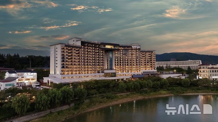 [서울=뉴시스] 경북 경주 보문관광단지에 자리 잡은 5성급 프리미엄 리조트 소노캄 경주의 야간 전경. photo@newsis.com 