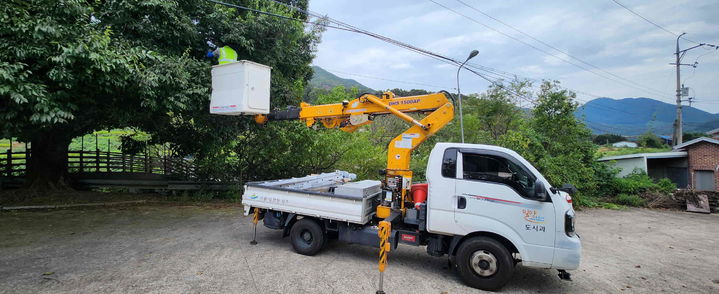 [밀양=뉴시스] 밀양시가 보안등 전기인입선 점검 및 보수를 하고 있다. (사진= 밀양시 제공) 2025.09.19. photo@newsis.com *재판매 및 DB 금지