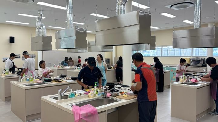 [밀양=뉴시스] 산내면의 귀농·귀촌인과 지역 주민들이 단장면 선샤인 밀양 테마파크에서 쿠킹클래스 체험을 하고 있다. (사진= 밀양시 제공) 2025.09.19. photo@newsis.com *재판매 및 DB 금지