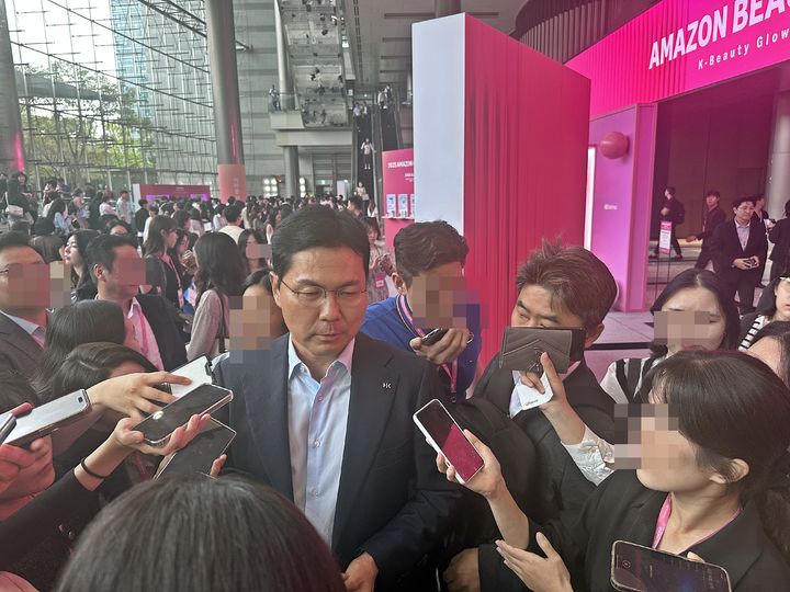 [서울=뉴시스] 전병훈 기자 = 19일 서울 강남구 코엑스에서 진행된 '아마존 뷰티 인 서울'에서 윤상현 콜마홀딩스 대표이사 부회장이 기자들의 질문에 답변하고 있다.&nbsp; *재판매 및 DB 금지