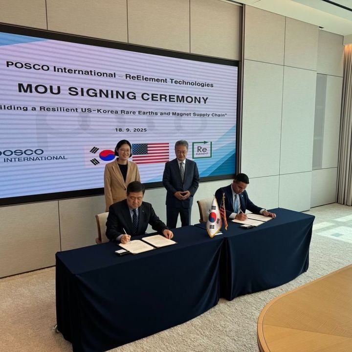 [서울=뉴시스] 포스코인터내셔널이 18일 서울 포스코센터에서 업무협약(MOU)을 체결하고 미국 리엘리먼트 테크놀로지스와 미국 내 희토류·영구자석 통합 생산단지 설립을 위한 업무협약(MOU)을 맺었다. 사진은 이날 협약식에서 이계인 포스코인터내셔널 사장(책상 왼쪽)과 마크 젠슨 리엘리먼트 최고경영자(CEO)가 문서에 서명하는 모습. (사진=아메리칸리소시스 제공) 2025.09.19 photo@newsis.com *재판매 및 DB 금지 *재판매 및 DB 금지