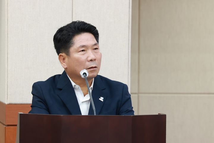 제천시의원들의 질의에 답하는 김창규 제천시장 *재판매 및 DB 금지