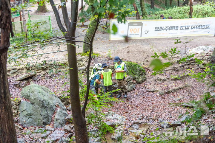 [성남=뉴시스] 지난해 9월 성남 남한산성 일대에서 저서성 무척추동물 관찰 중이다. (사진=성남시 제공) 2025.09.19.photo@newsis.com