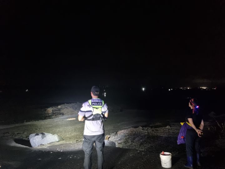 [보령=뉴시스] 보령해경이 야간 갯벌 활동 지역 순찰을 벌이고 있다.(사진=보령해양경찰서 제공) 2025.09.19. photo@newsis.com *재판매 및 DB 금지
