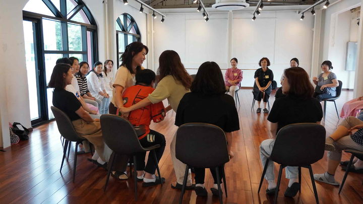 [밀양=뉴시스] 밀양 꿈꾸는 예술터에서 속마음 인형극장 직무연수를 하고 있다. (사진= 밀양시 제공) 2025.09.19. photo@newsis.com *재판매 및 DB 금지