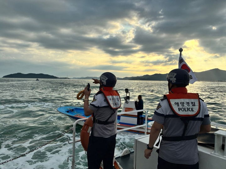 [완도=뉴시스]지난 18일 완도해경이 전남 진도 용호리 인근 해상에서 실종된 70대 선장을 수색하고 있다. (사진 = 완도해경 제공) 2025.09.19. photo@newsis.com *재판매 및 DB 금지