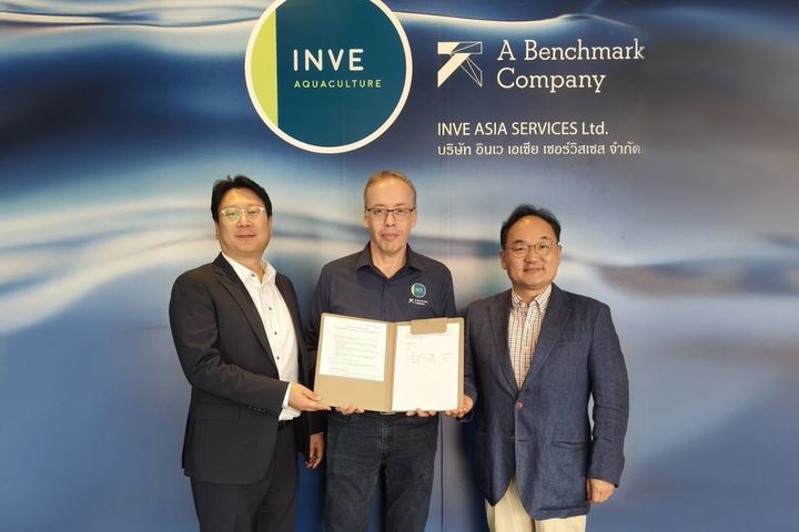 [대전=뉴시스] 왼쪽부터 한남바이오 송상선 대표이사, INVE Aquaculture(Technology 산하 연구기관) 올리비에 드캄프 박사, 솔포투 임봉수 대표이사. (사진=한남대 제공) 2025.09.19. photo@newsis.com *재판매 및 DB 금지