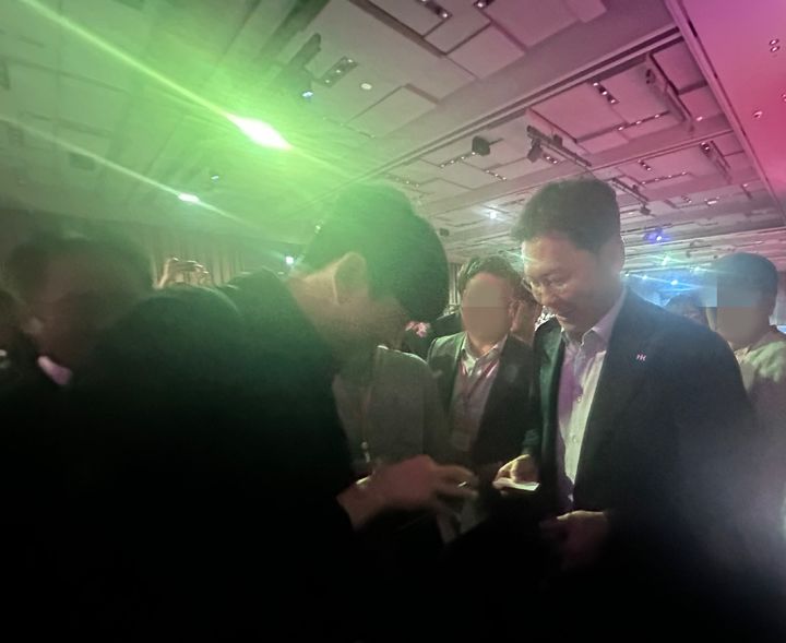 [서울=뉴시스] 전병훈 기자= 19일 서울 강남구 코엑스에서 열린 '아마존 뷰티 인 서울'에서 윤상현 콜마홀딩스 대표이사 부회장(오른쪽)과 김병훈 에이피알 대표가 인사를 나누고 있다. *재판매 및 DB 금지