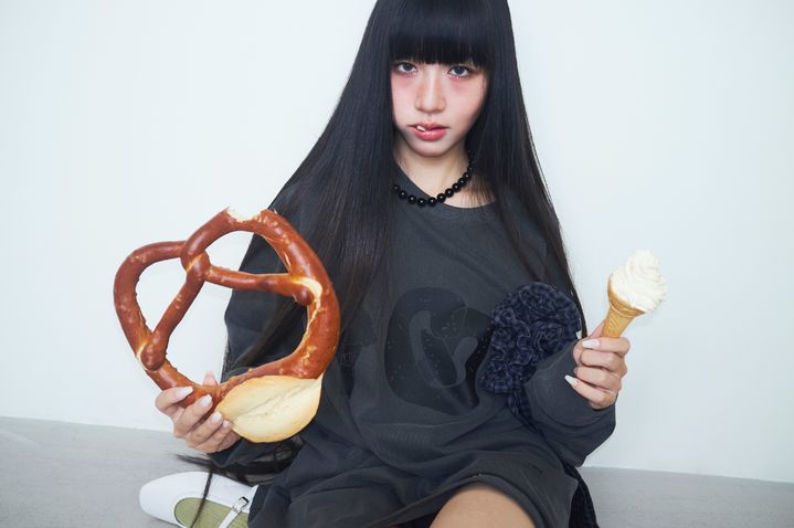 [서울=뉴시스] 코오롱FnC가 전개하는 영 캐주얼 브랜드 ‘럭키슈에뜨'가 온라인 전용 라인 '슈에띠즈(Chouetties)' 25FW 신규 컬렉션을 출시한다고 지난 14일 밝혔다.(사진=코오롱FnC 제공) *재판매 및 DB 금지