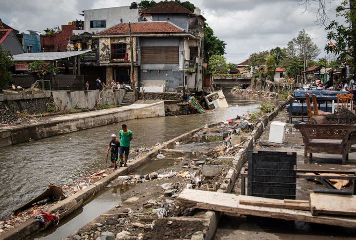 [서울=뉴시스] 인도네시아의 유명 관광지 발리의 한 마을이 홍수로 목조 가옥 등이 부서지고 쓰레기가 쌓여 있다.(출처: 호주 ABC 방송) 2025.09.19. *재판매 및 DB 금지