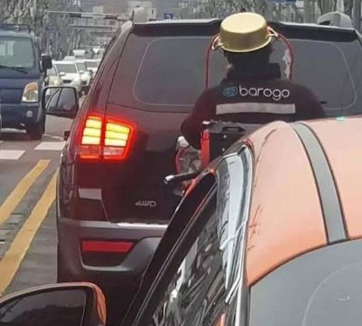 [서울=뉴시스]헬멧 대신 양은냄비를 머리에 쓰고 달리는 배달기사. (사진출처: 보배드림 캡처)2025.09.19.