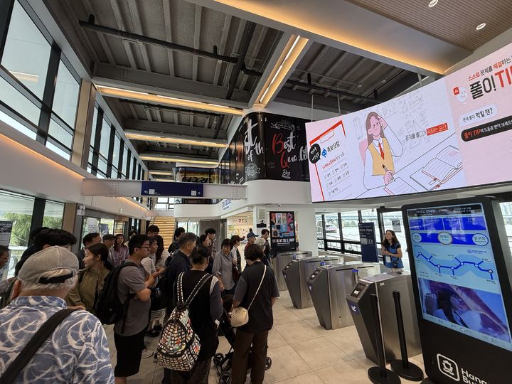 [서울=뉴시스]이수린 수습기자=19일 오전 11시 20분께 서울 영등포구 여의도 한강공원 한강버스 선착장에서 시민들이 승선을 대기하고 있다. 2025.09.19 surinse@newsis.com *재판매 및 DB 금지