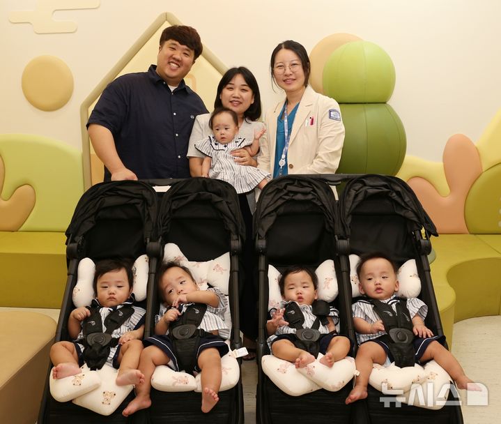 [서울=뉴시스] 지난해 가톨릭대학교 서울성모병원에서 탄생한 다섯쌍둥이가 홍수빈 산부인과 교수와 건강한 모습으로 재회했다. (사진= 가톨릭대학교 서울성모병원 제공)