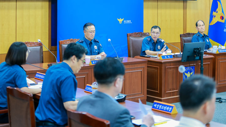 [부산=뉴시스]지난 18일 부산 연제구 부산경찰청에서 범죄 예방·대응 관련 기능 부서장 및 16개 경찰서장이 모두 참여하는 '범죄예방·대응 전략회의'가 열렸다. (사진=부산경찰청 제공) 2025.09.19. photo@newsis.com *재판매 및 DB 금지
