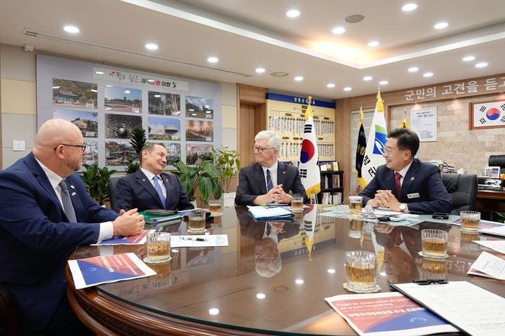 [양평=뉴시스] 경기 양평군을 찾은 프랑스 보훈단체 관계자들. (사진=양평군 제공) 2025.09.19. photo@newsis.com *재판매 및 DB 금지