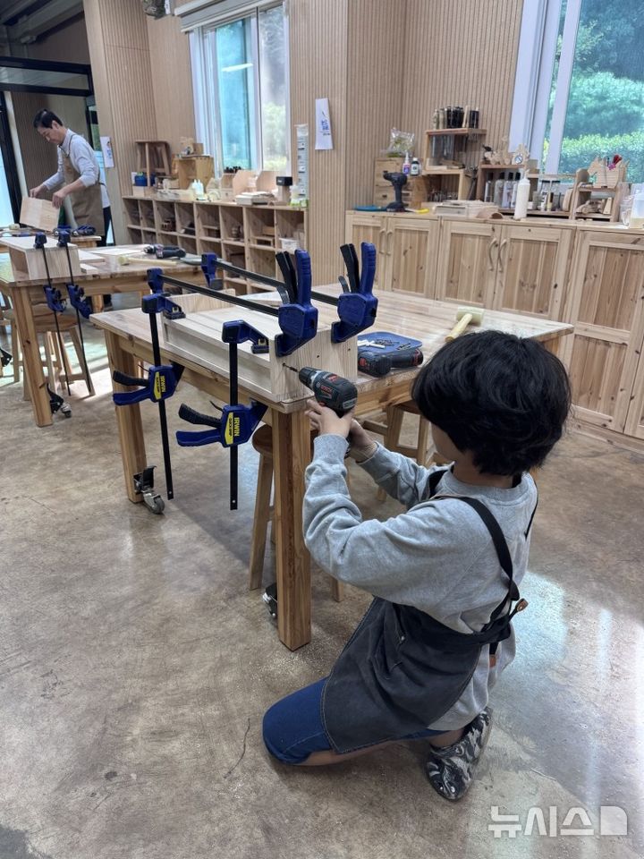 [고양=뉴시스] 목공체험을 하고 있는 어린이. (사진=고양시 제공) 2025.09.20 photo@newsis.com