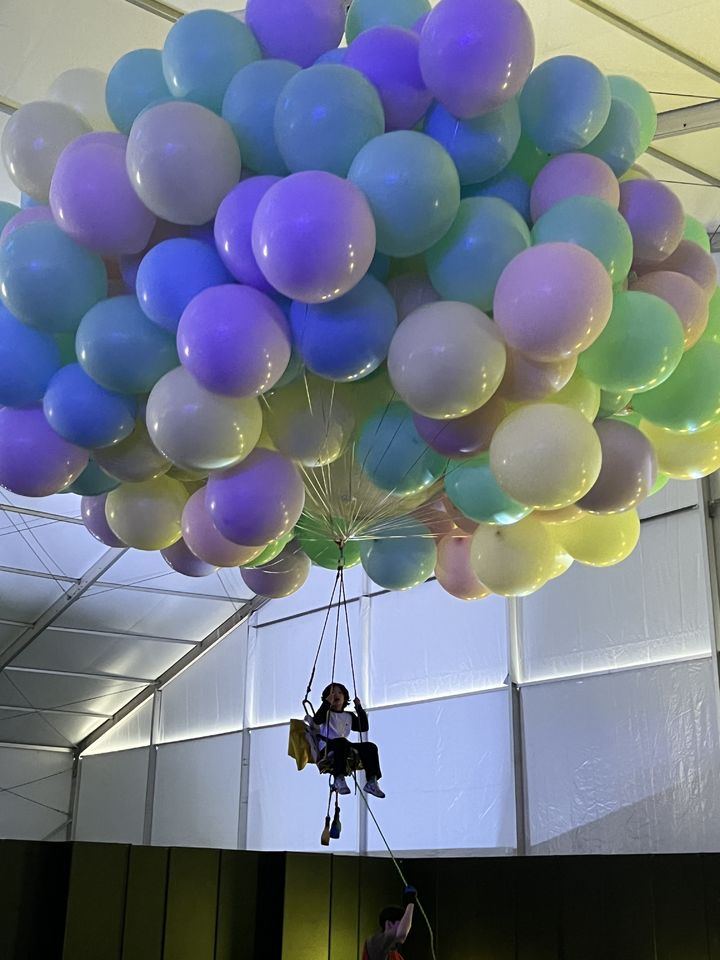 [계룡=뉴시스]어린이 관람객이 웰니스라이프전시관에서 풍선 매달고 날기 체험을 하고 있다. 2025. 09. 19 photo@newsis.com *재판매 및 DB 금지