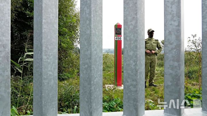 [폴란드=AP/뉴시스]폴란드의 벨라루스 방면 국경 폐쇄로 유럽연합(EU)과 중국의 철도 무역로가 상당 부분 막혔다. EU는 영향을 주시하겠다고 밝혔다. 사진은 지난 11일(현지 시간) 자정부터 전면 폐쇄된 폴란드-벨라루스 국경의 한 지점. (사진=Czarek Sokolowski/AP) 2025.09.19.