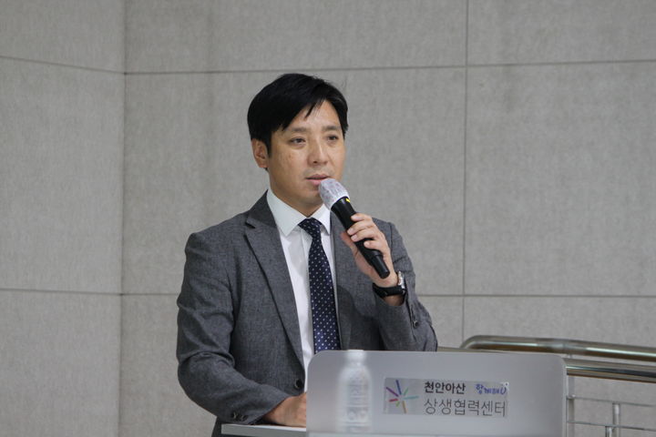 [천안=뉴시스] 19일 천안아산상생협력센터에서 열린 2026 천안 K컬처박람회 발전방안 토론회에서 기조발제자로 나선 단국대 이희성 교수가 발표를 진행하고 있다. 2025.09.19 ymchoi@newsis.com *재판매 및 DB 금지