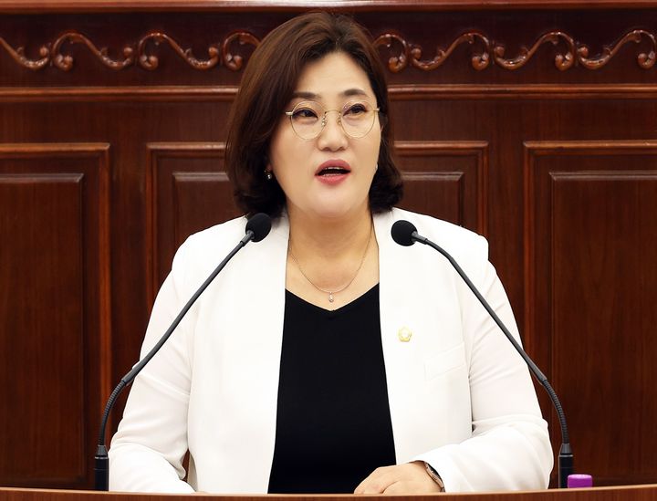 [대전=뉴시스] 조명휘 기자 = 이명숙(국민의힘·라선거구) 대전 유성구의원이 19일 열린 제279회 정례회 제2차 본회의에서 5분 자유발언을 하고 있다. (사진= 유성구의회 제공) 2025.09.19. photo@newsis.com *재판매 및 DB 금지