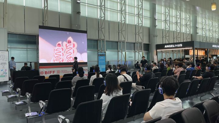 [부산=뉴시스] 한국공항공사 김해공항은 오는 22일까지 김해공항 국제선 격리대합실 10번 게이트 앞에서 '동네방네비프(BIFF Everywhere)' 단편영화제 행사를 개최한다. (사진=한국공항공사 제공) 2025.09.19. photo@newsis.com *재판매 및 DB 금지