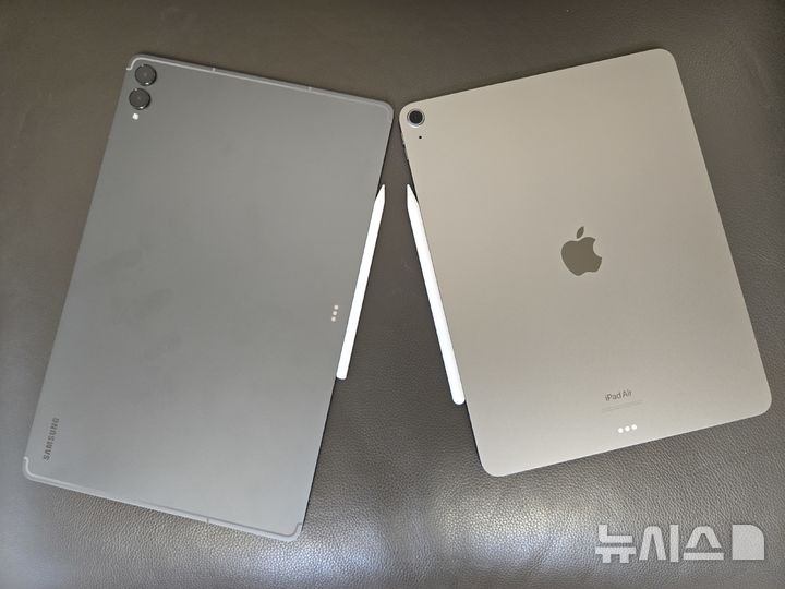 [서울=뉴시스]S펜을 부착한 갤럭시 탭 S11 울트라(왼쪽)과 애플 펜슬 프로를 부착한 아이패드 에어 13형(M2)의 모습. 14.6인치 디스플레이의 갤럭시 탭 S11 울트라가 13인치 디스플레이의 아이패드 에어보다 확연히 크다. (사진=윤현성 기자)