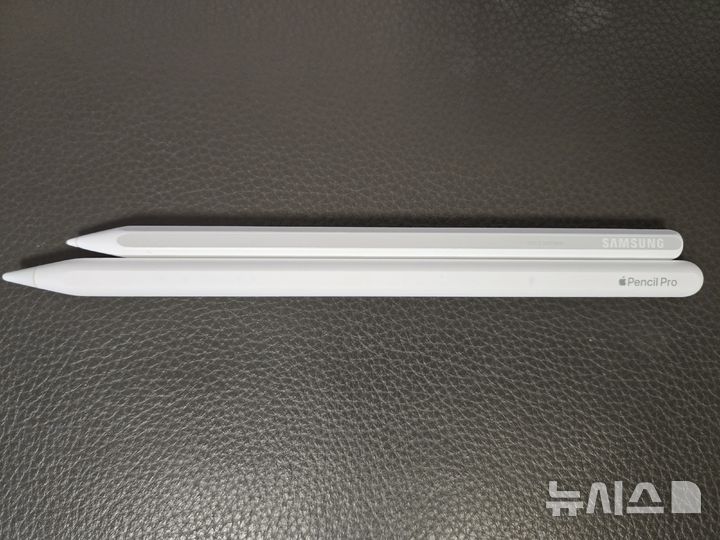 [서울=뉴시스]갤럭시 탭 S11 울트라 구매 시 기본 제공되는 S펜(위쪽)과 애플이 아이패드와 별도로 판매 중인 애플 펜슬 프로의 모습. (사진=윤현성 기자)