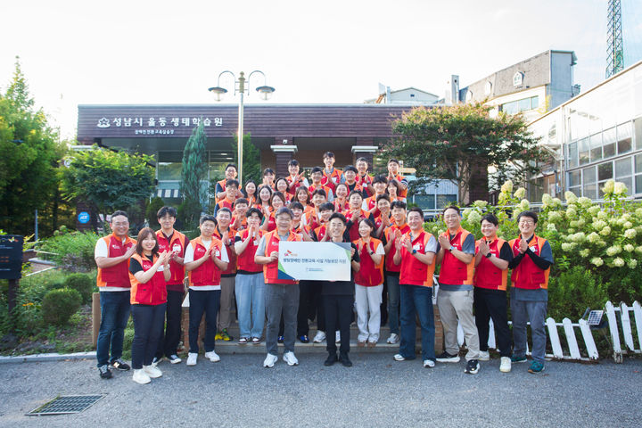 [서울=뉴시스] 안재현 사장과 에코랩 구성원들이 울타리 설치 및 페인트 작업 등 봉사활동을 마치고 기념사진을 촬영하고 있다. (사진=SK케미칼 제공) 2025.09.20. photo@newsis.com *재판매 및 DB 금지